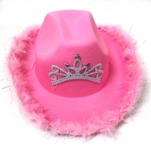 Vista dall'alto del cappello da cowgirl rosa con corona di paillettes e bordo di piume