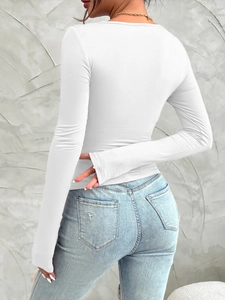 Eng anliegendes weißes Langarmshirt für Damen mit Jeans in der Rückansicht gezeigt