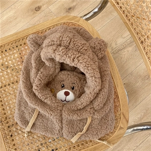 Détail de la capuche d'ours en peluche marron doux avec texture en polaire chaude
