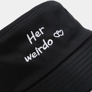 Schwarzer Fischerhut aus Baumwolle mit weißer Her weirdo Herzbestickung für Paare