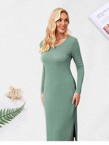 Vue détaillée de la robe en tricot vert à manches longues avec texture à côtes fines