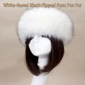 Détail d'un bandeau d'hiver épais en fausse fourrure de renard blanche à pointes noires