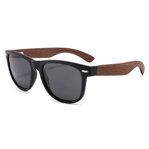 Classic oval sunglasses with black frame and wooden temples in a 45-degree side view