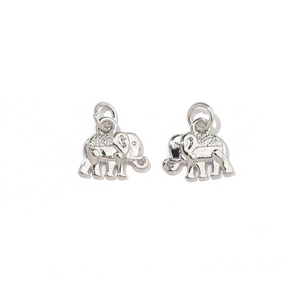 Gros plan du pendentif éléphant argenté avec zircone sur fond blanc pur