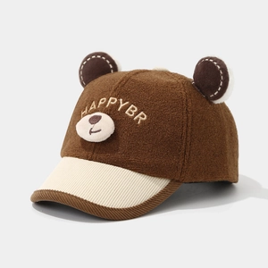 Détail de la casquette ours pour enfant avec broderie HAPPYBR et oreilles en peluche