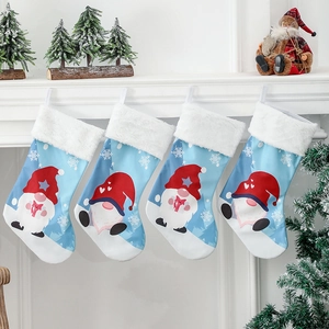 Lot de quatre chaussettes de Noël bleues et blanches avec gnomes sur cheminée décorée