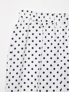 Détail de la taille élastique sur short à pois avec des coutures de qualité