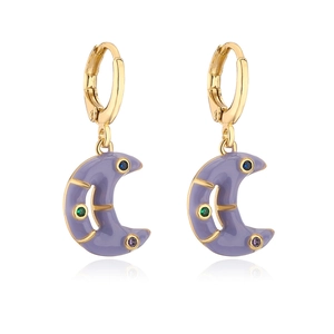 Dettaglio di orecchini a luna bohémien placcati oro con smalto viola e zirconi