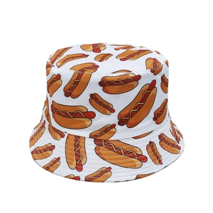 Detailansicht weißer Fischerhut mit Hotdog-Cartoon-Druck aus robustem Baumwoll-Canvas