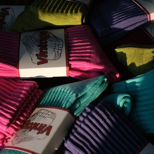 Chaussettes rétro en coton côtelé en rose, vert olive, violet et turquoise pour adultes