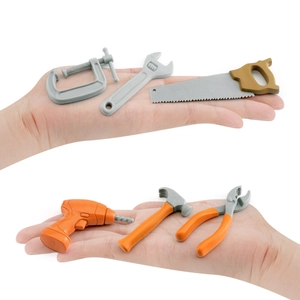 Set di strumenti di simulazione in miniatura con dettagli arancioni per bambini