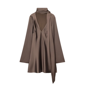 Elegantes, kaffeebraunes Satin-Maxikleid mit V-Ausschnitt und seidigem Schalkragen