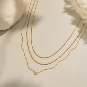 Collier multicouche en acier inoxydable plaqué or 18K avec chaînes serpent et billes