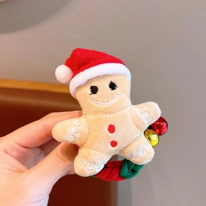 Détail d'un chouchou bonhomme en pain d'épices avec chapeau de Noël et grelot métal