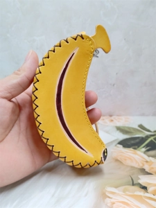 Porte-monnaie fait main en cuir jaune forme banane avec coutures rustiques et crochet