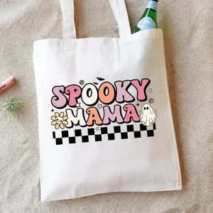 Dettaglio della stampa Spooky Mama su borsa in tela crema con icone festive di Halloween