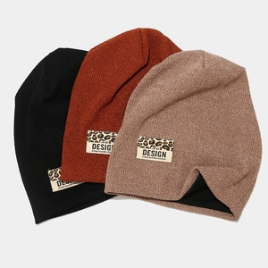 Trois bonnets en tricot à écusson léopard en noir, orange et beige pour l'extérieur