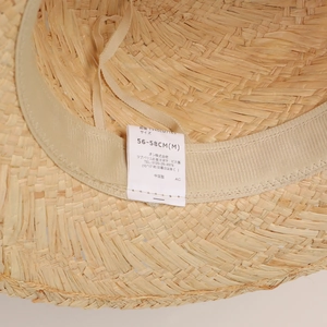 Détail macro de l'intérieur d'un chapeau en raphia avec bandeau et étiquette