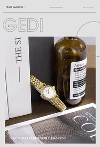 Elegante orologio ovale dorato da donna con cinturino a perle in stile lifestyle