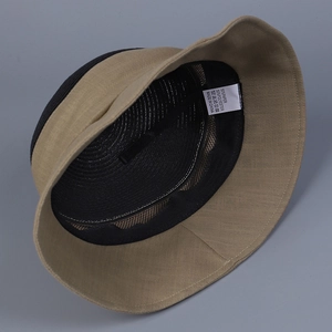 Detail des Sonnenhut-Etiketts mit 50% Papier und 50% Polyester Materialzusammensetzung