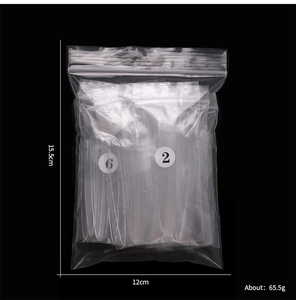 Dettaglio di 120 punte per unghie lunghe in sacchetti numerati con misure di 12x15,5 cm