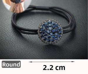 Détail macro d'un élastique à cheveux avec strass bleu foncé de 2,2 cm sur cuir noir
