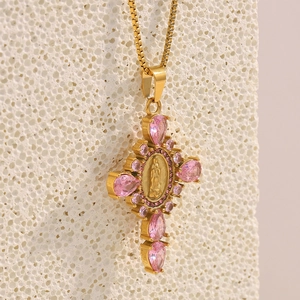 Détail du collier croix plaqué or 18K avec relief Marie et pierres roses