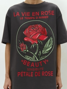 Σκούρο γκρι βαμβακερό t-shirt με τύπωμα κόκκινο τριαντάφυλλο και γαλλικά γράμματα