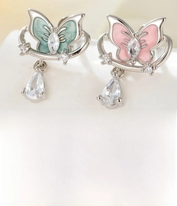 Detailed view of butterfly cartilage earrings with pink and cyan zircons and dimensions