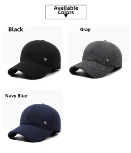 Dettaglio di cappelli baseball invernali in nero, grigio e blu con loghi in metallo