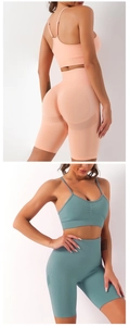 Nahaufnahme des nahtlosen Rippstoffs von Sport-BH und Fitness-Shorts mit hoher Taille