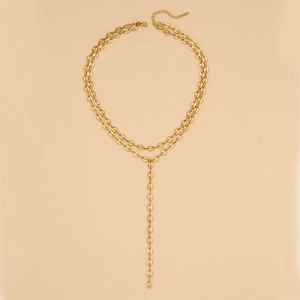Dettaglio della collana a Y dorata con chiusura a moschettone e catena di estensione