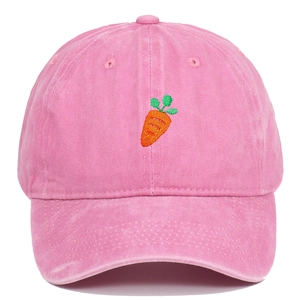 Casquette de baseball en coton rose délavé avec motif carotte brodé sur fond blanc