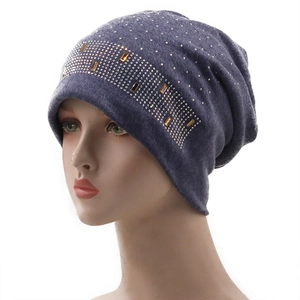 Dunkelgraue blaue Strickmütze für Damen mit funkelnden Strasssteinen und goldenen Akzenten