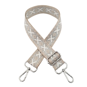Detail von beige Taschenurt mit silbernem Rautenmuster und verstellbaren Metallhaken