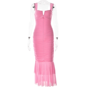 Détail de la robe moulante rose avec décolleté en V et ourlet en queue de poisson en mesh