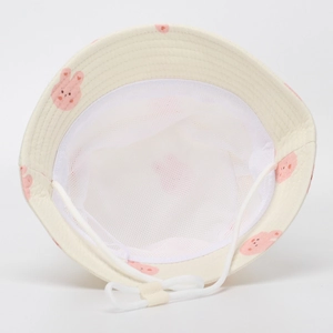Gros plan d'un chapeau bob pour enfant avec motif lapin rose et doublure en maille
