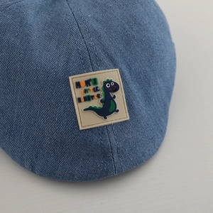 Berretto piatto classico in denim blu per bambini con toppa dinosauro e tesa