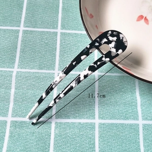 Detail showing the 11.7cm length of marble pattern acetate U-shaped hair pin fork