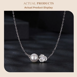 Détail du collier en argent s925 avec perle blanche et pendentif fleur en moissanite étincelante