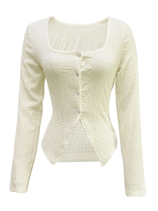 Detail eines cremefarbenen Langarm-Cardigans mit strukturierter Faltenoptik und Karree-Ausschnitt