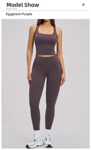 Détail de l'ensemble de sport violet aubergine avec débardeur et legging de fitness