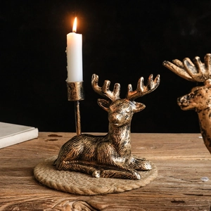 Bougeoir élan vintage en fonte nordique avec finition bronze antique sur bois naturel