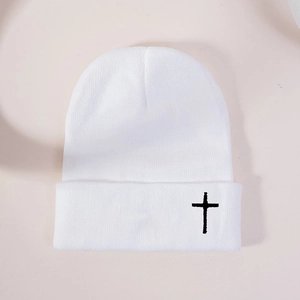 Bonnet en maille blanc avec broderie croix noire style streetwear minimaliste