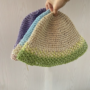 Dettaglio di tre cappelli di paglia fatti a mano in lavanda, azzurro e verde beige