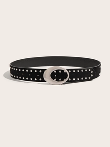 Détail de ceinture vintage à rivets avec boucle en croissant d'argent et clous métal