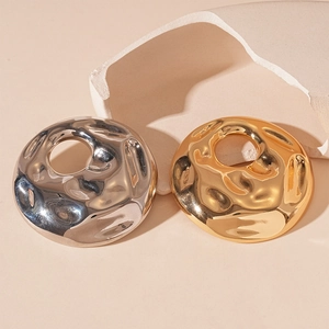 Minimalist round wrinkled metallic brooch in gold and silver with wavy texture