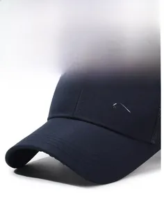 Détail de la casquette de baseball marine avec logo montagne et filet respirant
