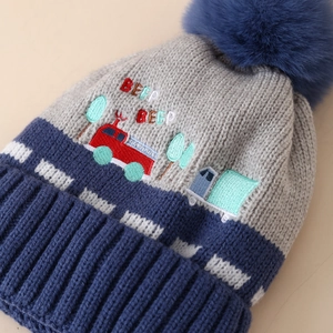 Bonnet tricoté d'hiver pour garçons avec broderie de voiture et pompon bleu marine