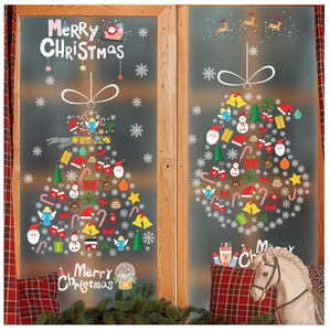 Détails d'autocollants de Noël avec sacs cadeaux festifs et Père Noël sur vitres